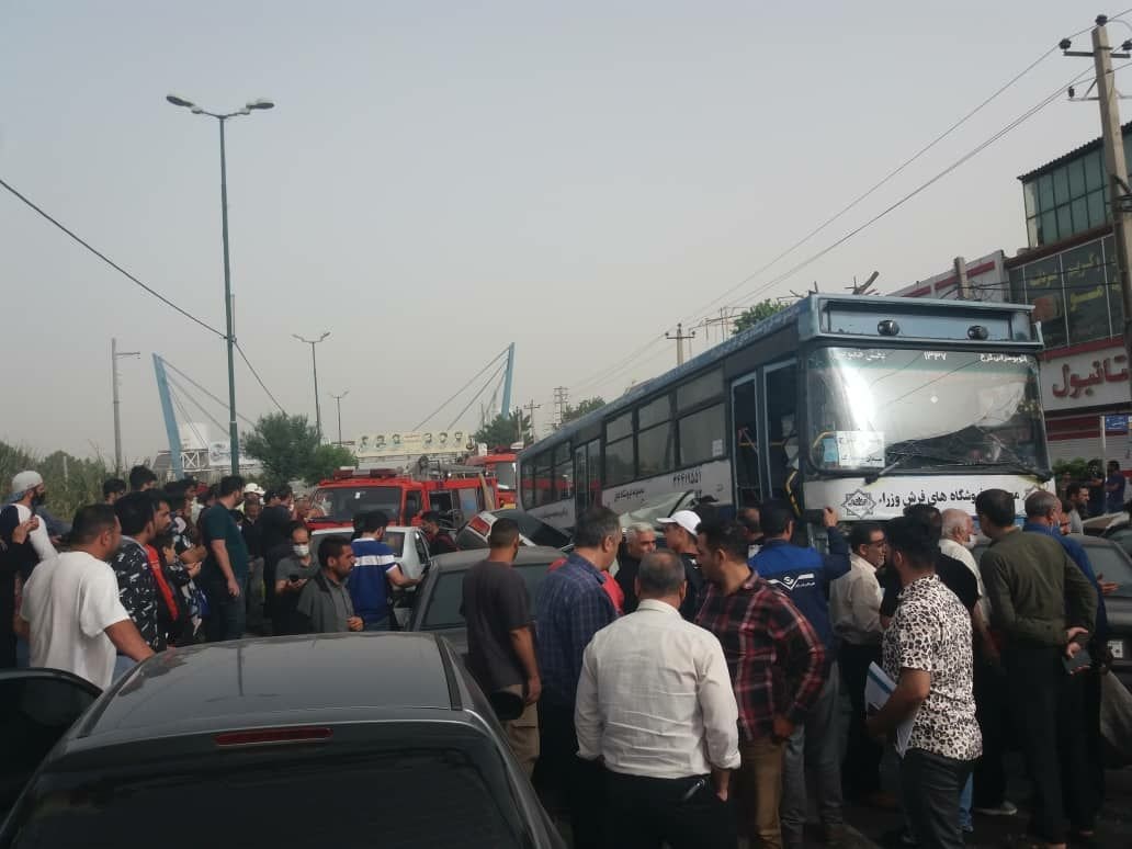 ببینید| تصادف اتوبوس با ۵ خودرو در کرج ببینید| تصادف اتوبوس با ۵ خودرو در کرج