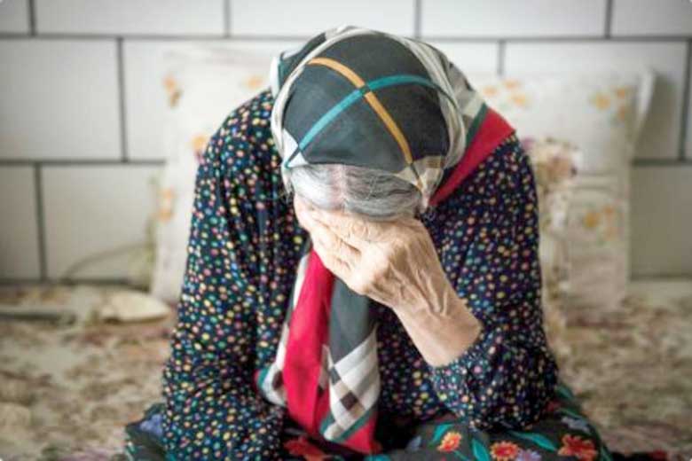 تنها مثل زنان سالمند | درد پیری، تنهایی و بیماری