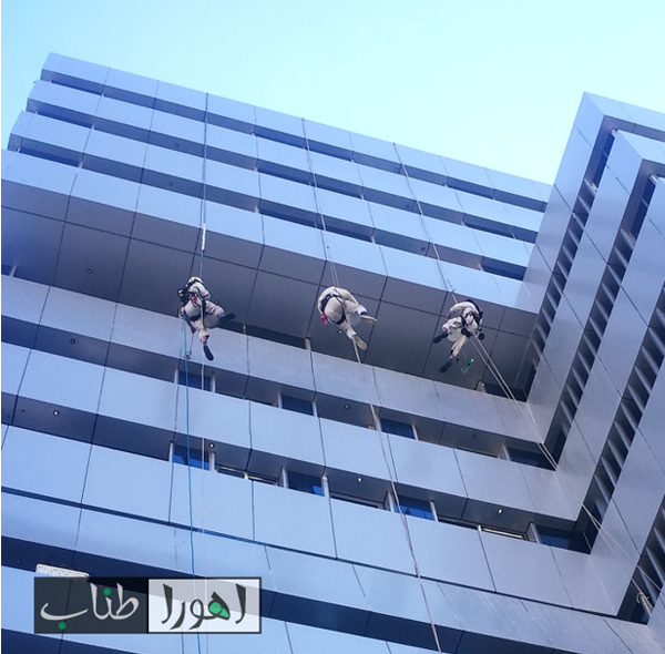 نماشویی ساختمان بدون داربست توسط دسترسی طناب