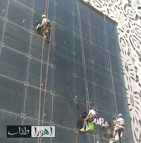 نماشویی ساختمان بدون داربست توسط دسترسی طناب