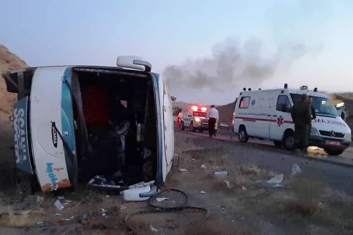 صبح امروز در آزادراه زنجان - تبریز یک دستگاه اتوبوس در کیلومتر ۳۰ اتوبان واژگون شد که بر اثر این حادثه ۳ نفر کشته و ۱۶ نفر مصدوم شدند.