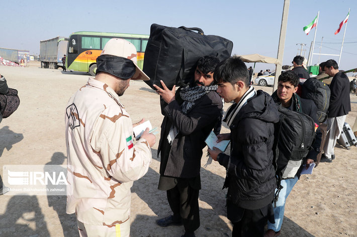 ۱۵۰۰ افغان روزانه با میل خود از مرز دوغارون به کشورشان باز می‌گردند