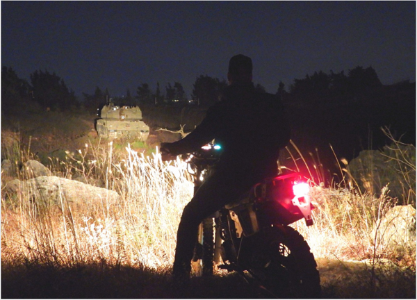 عکس | تقابل تانک مرکاوای رژیم صهیونیستی و موتورسوار حزبالله لبنان عکس | تقابل تانک مرکاوای رژیم صهیونیستی و موتورسوار حزبالله لبنان