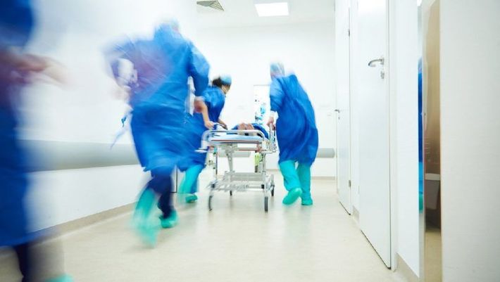 قایم مقام معاون درمان دانشگاه علوم پزشکی مشهد گفت: کمبود پزشک متخصص طب اورژانس در کنار کمبود تخت در این مراکز از مهمترین چالش‌ها و مشکلات اورژانس‌ بیمارستان‌های زیر پوشش دانشگاه علوم پزشکی مشهد است.