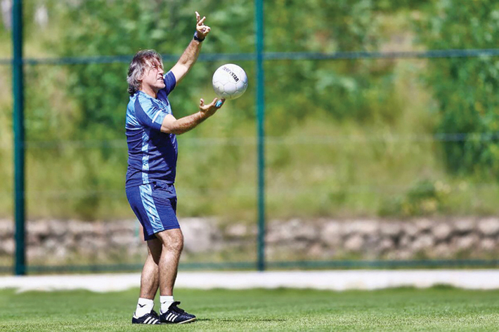ریکاردو ساپینتو، سرمربی جدید استقلال، به دور از حواشی، روزهای مهم خود را در این تیم سپری می‌کند. او معتقد است هر آنچه در پیش‌فصل و در دوران آماده‌سازی تیم رخ دهد، فصل فوتبالی را رقم می‌زند.