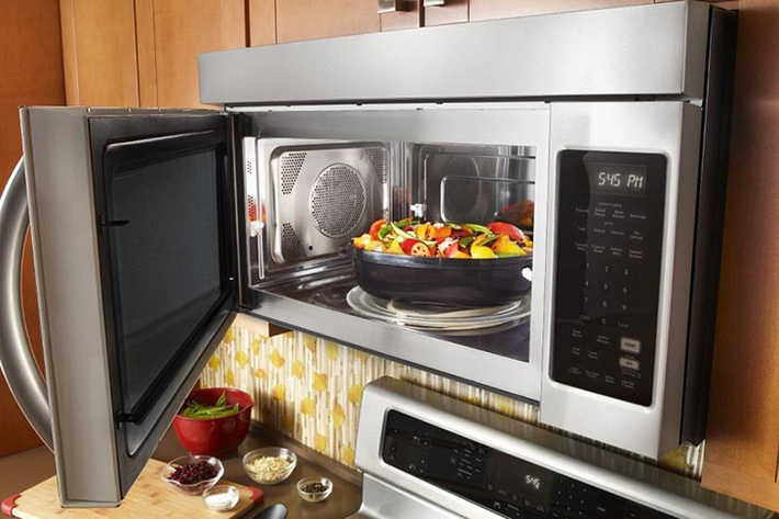 ماکروفر یک وسیله کاربردی در امور پخت و پز در خانه است. در این مطلب با دلایل گرم نکردن ماکروفر سامسونگ آشنا می‌شویم.