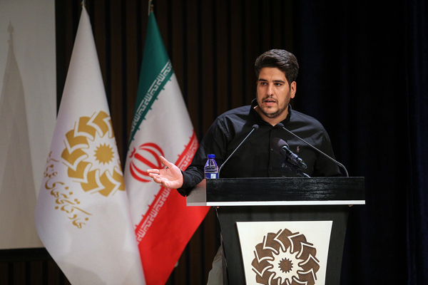 در شعر آیینی به آمیزهای از حماسه، ماتم، توحید، اخلاق، فداکاری و ایثار از فرهنگ عاشورایی نیاز داریم در شعر آیینی به آمیزهای از حماسه، ماتم، توحید، اخلاق، فداکاری و ایثار از فرهنگ عاشورایی نیاز داریم