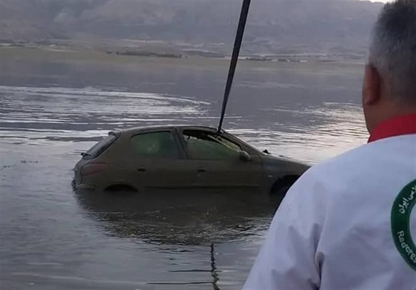 عکس | کشف یک خودرو به همراه سرنشین از تالاب چغاخور عکس | کشف یک خودرو به همراه سرنشین از تالاب چغاخور