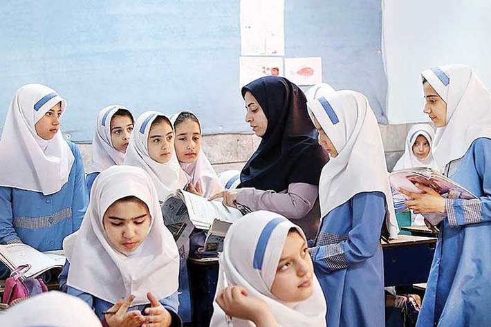 معضل کمبود معلم در نظام آموزشی ایران معضل تازه‌ای نیست، همین است که انتظار هم نمی‌رود در یکی‌دو سال پیش‌رو این مشکل حل شود.