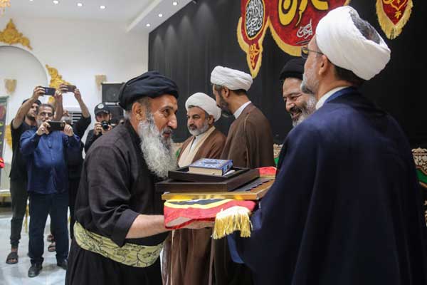 ۵۰ موکب دار عراقی تجلیل شدند | نواب: کاری که شما می‌کنید در تاریخ بی‌نظیر است