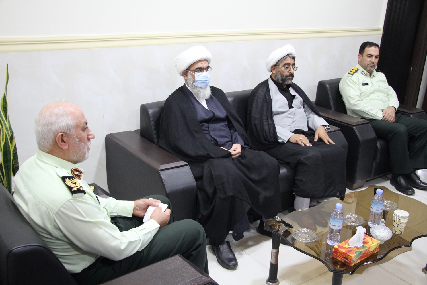 بازدید آیت الله صفایی بوشهری از اداره گذرنامه و تقدیر از کارکنان