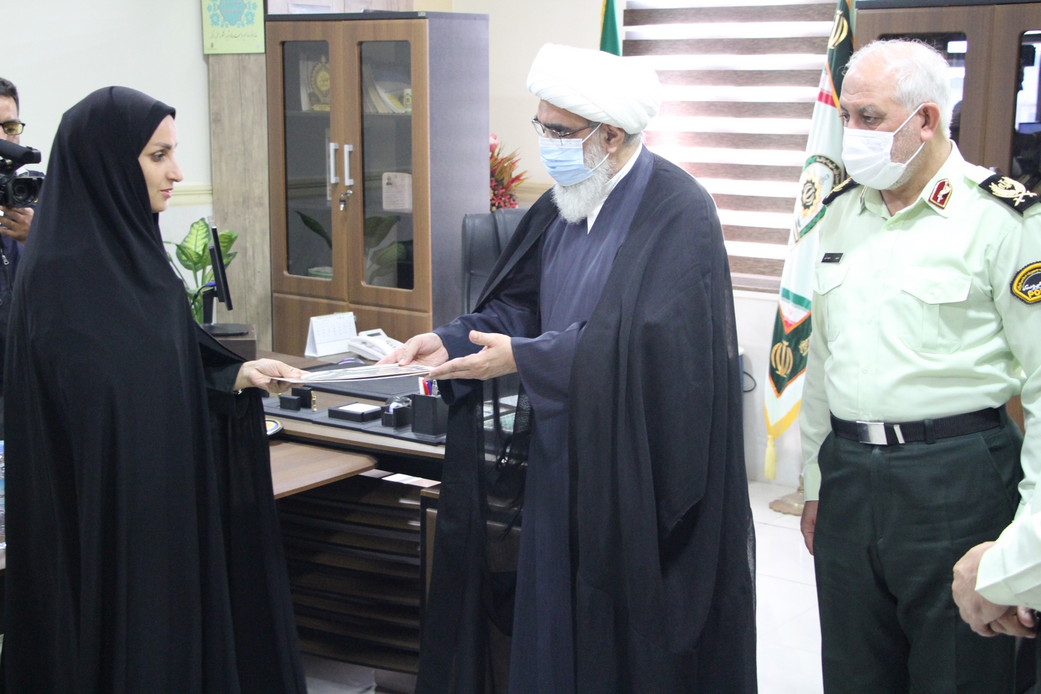 بازدید آیت الله صفایی بوشهری از اداره گذرنامه و تقدیر از کارکنان