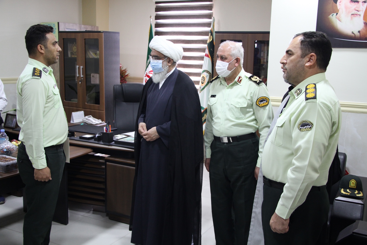 بازدید آیت الله صفایی بوشهری از اداره گذرنامه و تقدیر از کارکنان