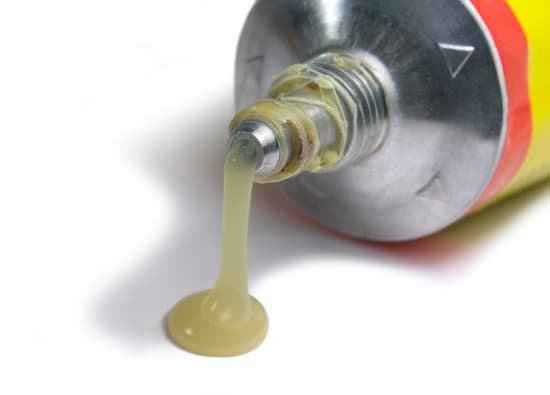 نحوه پاک کردن چسب پی وی سی از روی فرش images_1661543124.jpg