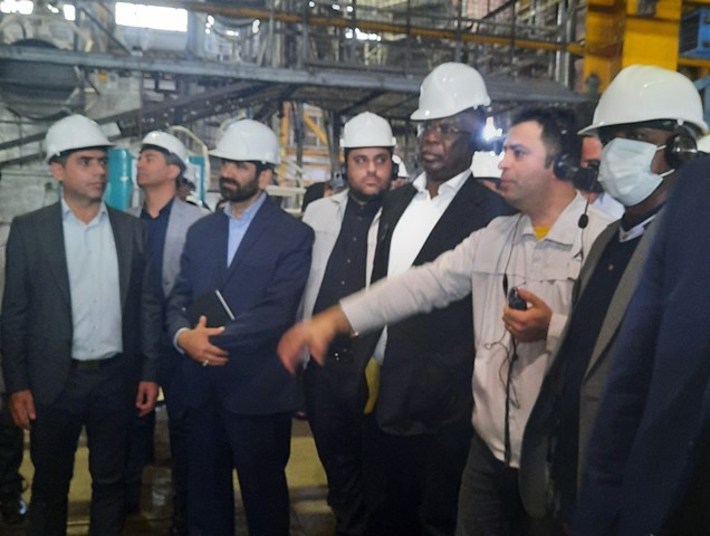 وزیر نفت کشور نیجریه به همراه سفیر این کشور در ایران ، از بزرگترین واحد تولید مخازن گاز طبیعی، طبی و    CNG  در شهرک صنعتی لیا بازدید کرد.