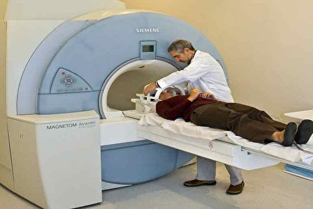 ببینید | بیرون کشیده شدن یک زن از دستگاه MRI به وسیله طناب!