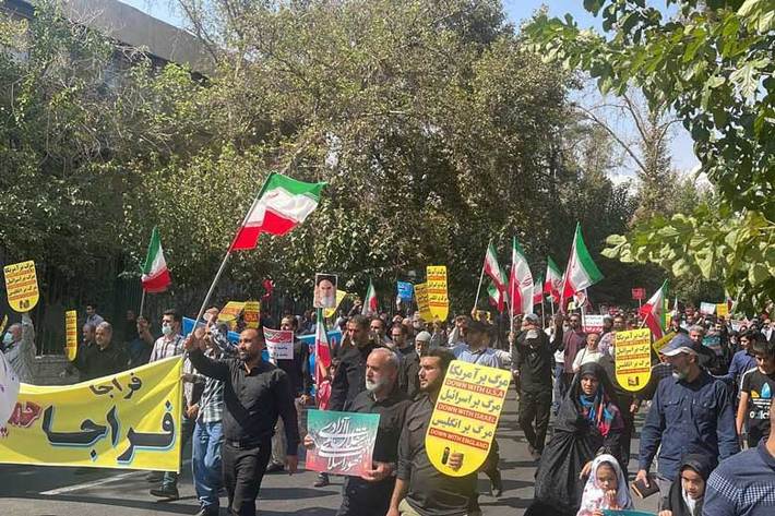 تظاهرات بزرگ مردم ایران در محکومیت فتنه‌گران و هتاکان به مقدسات دینی با صدور قطعنامه‌ای پایان یافت.