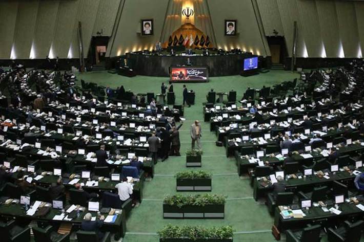 نمایندگان مجلس شورای اسلامی در جلسه علنی امروز با لایحه دوفوریت متناسب‌سازی حقوق کارکنان دولت و بازنشستگان لشکری و کشوری موافقت کردند.