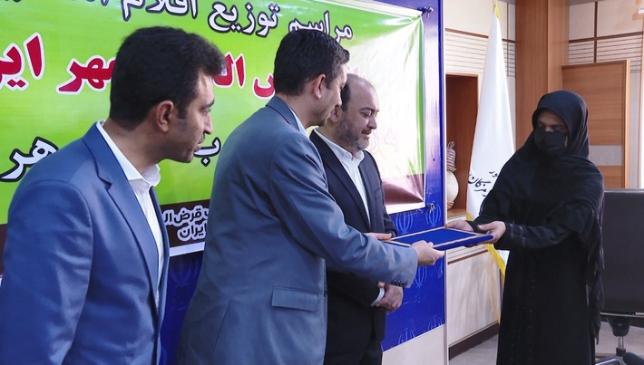 کمیته امداد هرمزگان با همکاری بانک مهر ایران به ۱۵۰ خانواده زلزله زده غرب استان لوازم منزل اهدا کرد.