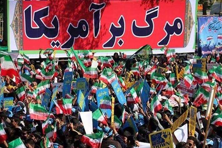 راهپیمایی یوم الله ۱۳ آبان با حضور دانش آموزان، دانشجویان و اقشار مختلف مردم از ساعت ۹ صبح امروز - جمعه - در مقابل لانه جاسوسی سابق آمریکا در تهران و همزمان در ۹۰۰ شهر کشور آغاز شد.