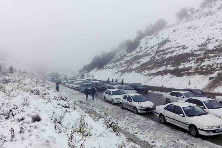 رئیس مرکز اطلاعات و کنترل ترافیک پلیس راهنمایی و رانندگی فراجا از بارش برف و باران در جاده‌های ۹ استان کشور خبر داد.
