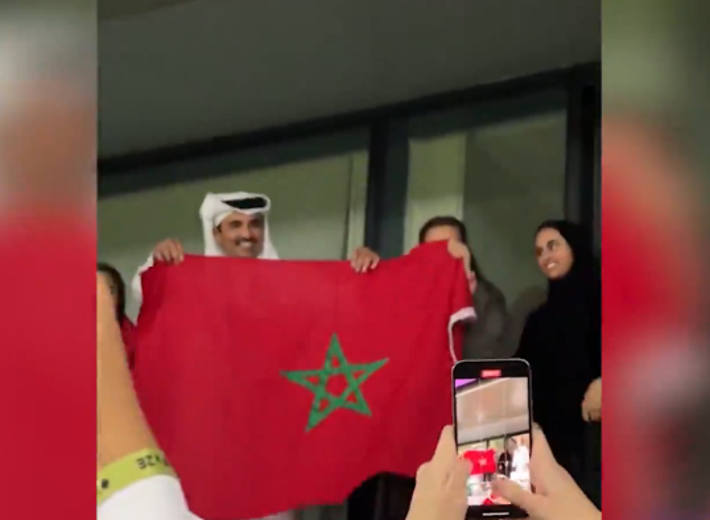 تصاویری از شادی امیر قطر تمیم بن حمد آل ثانی پس از پیروزی تیم ملی فوتبال مراکش برابر اسپانیا در جام جهانی را مشاهده می‌کنید.