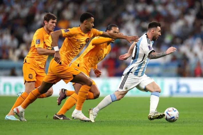 تیم ملی فوتبال آرژانتین با پیروزی برابر هلند به مرحله نیمه نهایی رقابتهای جام جهانی ۲۰۲۲ قطر صعود کرد تا برای رسیدن به فینال جام بیست و دوم به مصاف تیم سرسخت کرواسی برود.