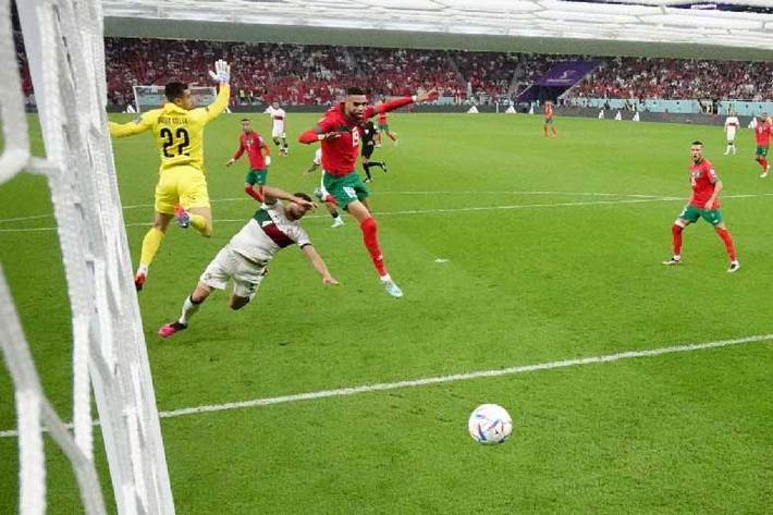 تیم ملی فوتبال مراکش که با پیروزی برابر اسپانیا به مرحله یک چهارم نهایی جام جهانی قطر راه پیدا کرده بود در ادامه شگفتی سازی خود موفق شد پرتغال را شکست دهد و به نیمه نهایی صعود کند.