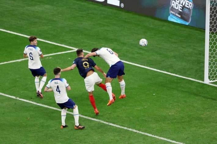دیدار تیم‌های ملی فوتبال فرانسه و انگلیس در مرحله یک چهارم نهایی رقابتهای جام جهانی ۲۰۲۲ قطر با برتری خروس‌ها به پایان رسید تا قهرمان دوره گذشته به جمع چهار تیم برتر راه پیدا کند.