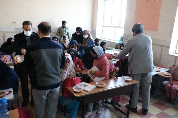 توزیع صبحانه گرم میان ۸۰۰ دانش آموز دختر حاشیه شهر زاهدان+تصاویر توزیع صبحانه گرم میان ۸۰۰ دانش آموز دختر حاشیه شهر زاهدان+تصاویر