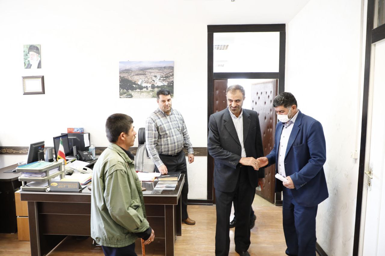 بازديد غیر مترقبه و سرزده استاندار چهار محال و بختیاری از معاونت های 4 گانه استانداری بازديد غیر مترقبه و سرزده استاندار چهار محال و بختیاری از معاونت های 4 گانه استانداری