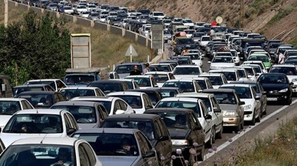 رئیس مرکز کنترل ترافیک فراجا گفت: هم اکنون جاده چالوس در مسیر شمال به جنوب از مرزن آباد به سمت تهران یک طرفه شد و در مسیر جاده چالوس و آزادراه تهران - شمال از سمت تهران و کرج ممنوعیت داریم.