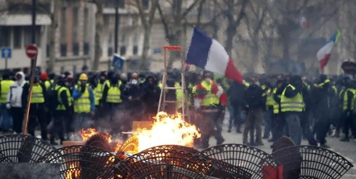 از چند هفته قبل که الیزابت بورن، نخست وزیر فرانسه با به‌کارگیری بندی در قانون اساسی این کشور و دور زدن رأی‌گیری در پارلمان، قانون جنجالی اصلاح نظام بازنشستگی و افزایش سن بازنشستگی را از ۶۲به ۶۴سال تصویب کرد، شهرهای این کشور صحنه اعتراضات سراسری و آشوب‌های گسترده است و درگیری‌های پلیس و معترضان همچنان ادامه دارد و روز به روز بر شدت آن افزوده می‌شود.