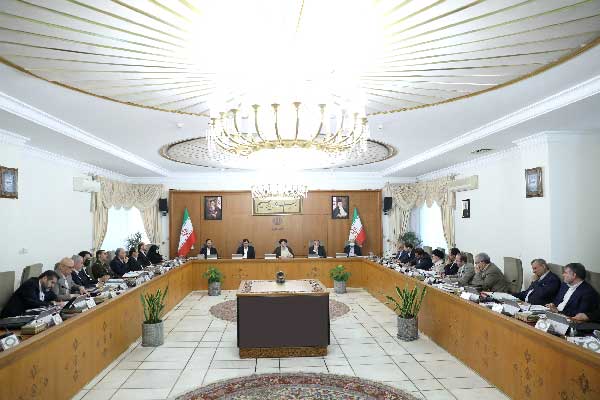 برخورد قاطع با متخلفانی که با قیمت ریال کالا تولید و با قیمت ارز عرضه میکنند برخورد قاطع با متخلفانی که با قیمت ریال کالا تولید و با قیمت ارز عرضه میکنند