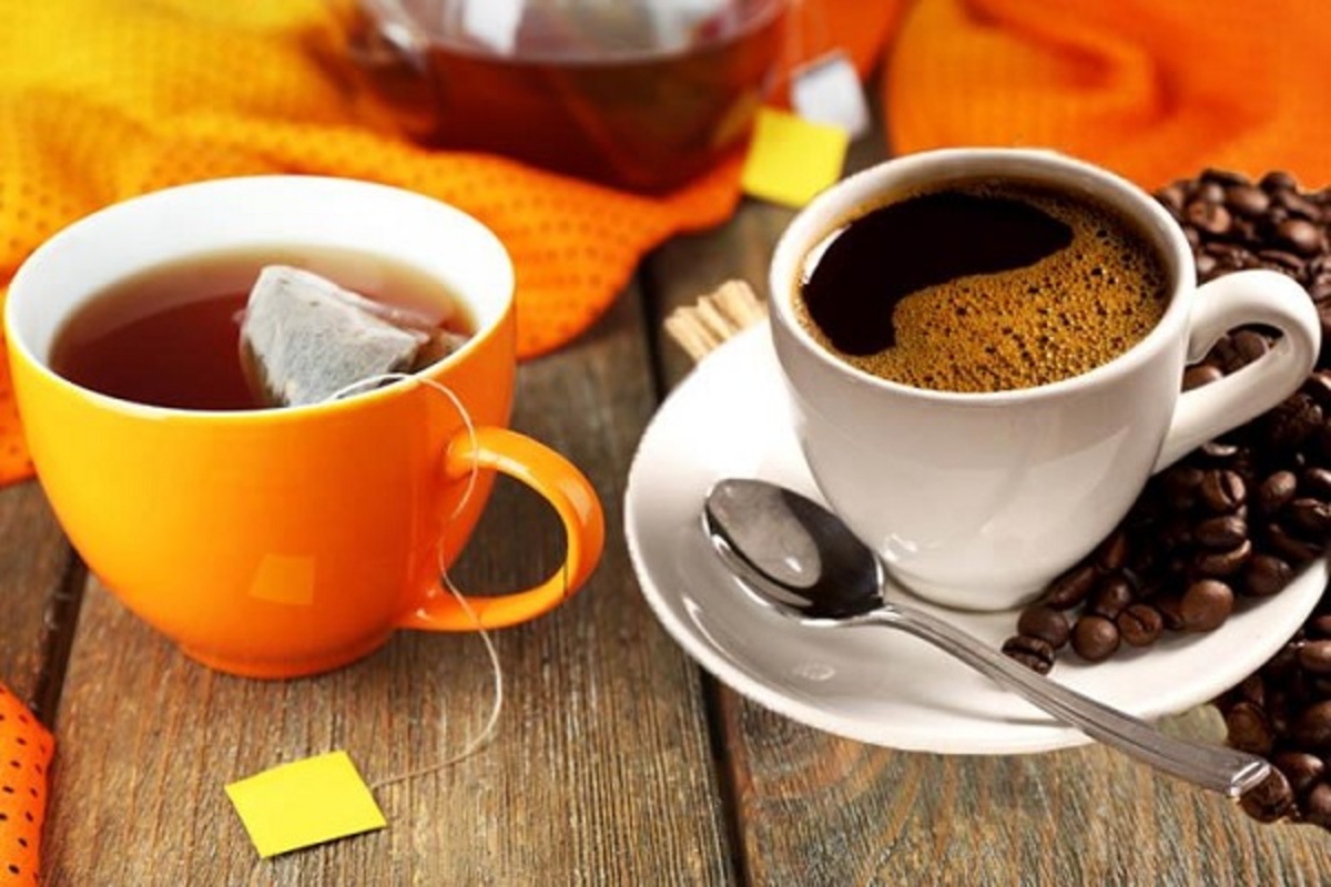 جالب است بدانید در کشورمان، مصرف نوشیدنی قهوه طرفداران زیادی را به خود جلب کرده است. برخی عطر و طعم قهوه برای‌شان لذتبخش است و تعدادی هم به جهت تنوع بخشیدن، قهوه را جایگزین چای سیاه کرده‌اند. اما بهترین روش دم‌کردن قهوه و مغذی‌ترین نوع آن کدام است و آیا جایگزین کردن قهوه با چای توصیه می‌شود؟