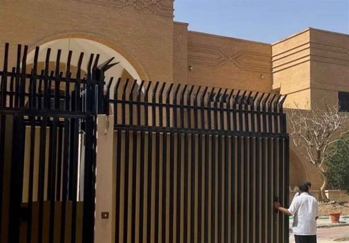 درب‌های سفارت ایران در ریاض که پس از قطع روابط ایران و عربستان به مدت تقریبا ۷ سال بسته بود، امروز گشوده شد.