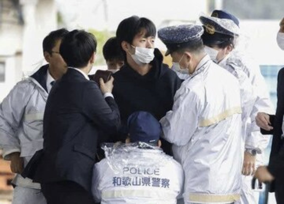 یک فرد مهاجم به سمت نخست‌وزیر ژاپن در زمانی که او در حال سخنرانی بود، بمب دودزا پرتاب کرد که در نهایت توسط نیروهای امنیتی بازداشت شد.