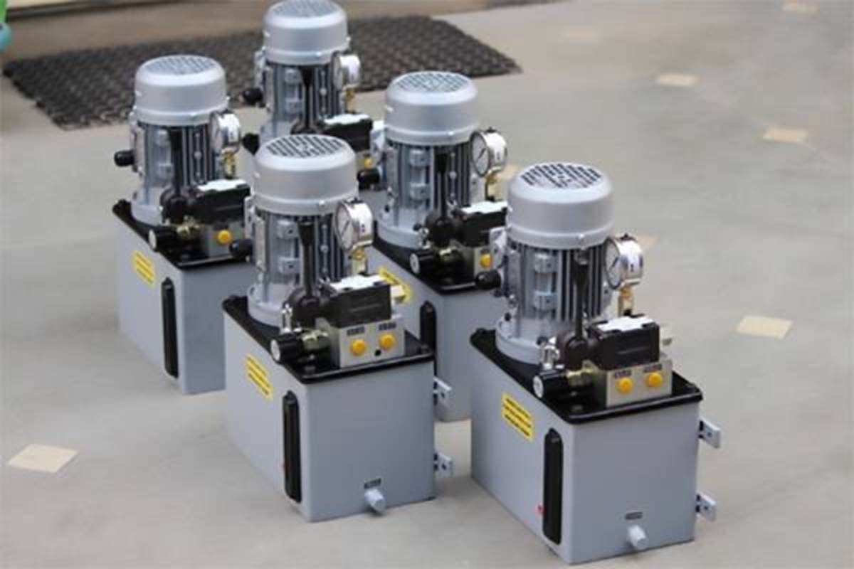 یونیت‌های هیدرولیک مجموعه‌های واحدی هستند که دارای قطعات مختلفی شامل الکتروموتور، پمپ، شیرآلات و مخزن بوده و برای به حرکت انداختن عملگرها و دیگر اجزای سیستم‌های هیدرولیک مورد استفاده قرار می‌گیرند.