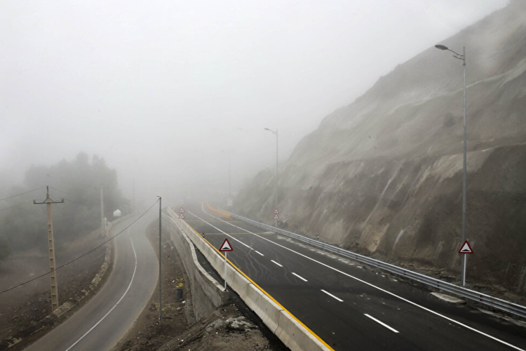 جاده چالوس و آزادراه تهران - شمال همچنان مسدود است