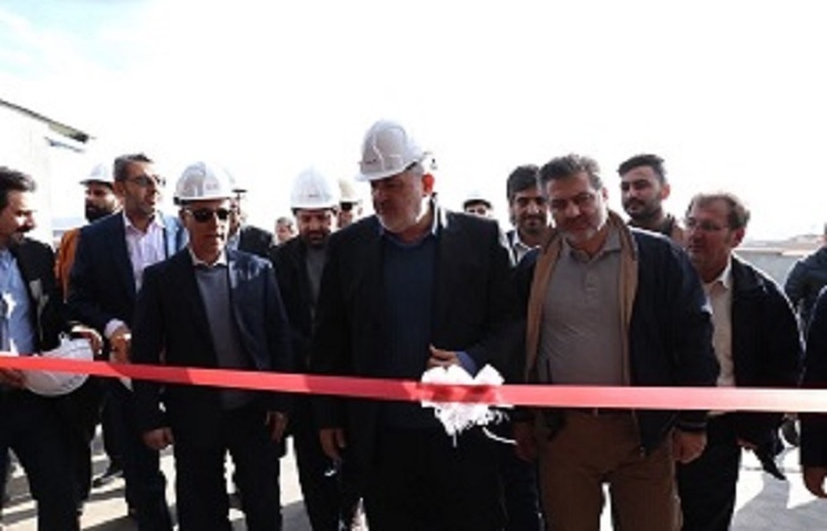 وزیر صنعت، معدن و تجارت در جریان سفر به استان زنجان، مجموعه فولاد آسین را افتتاح کرد.