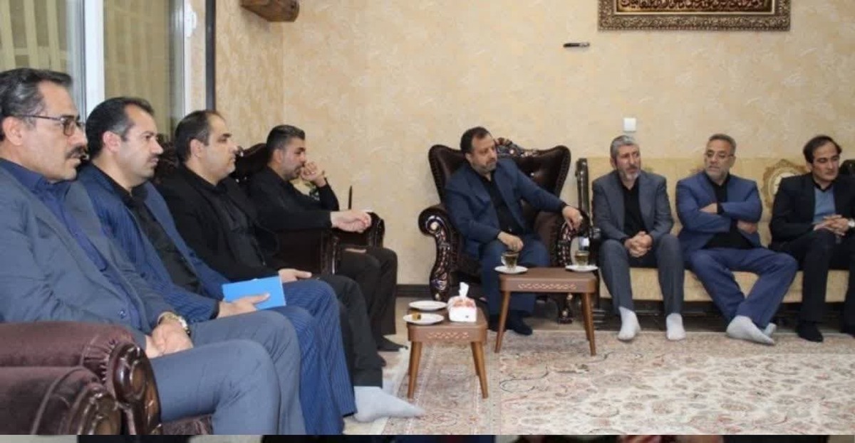 وزیرامور اقتصادی و دارایی درسفر به کرمان با دو خانواده از شهدای حادثه تروریستی گلزار شهدای این شهر دیدار کرد.