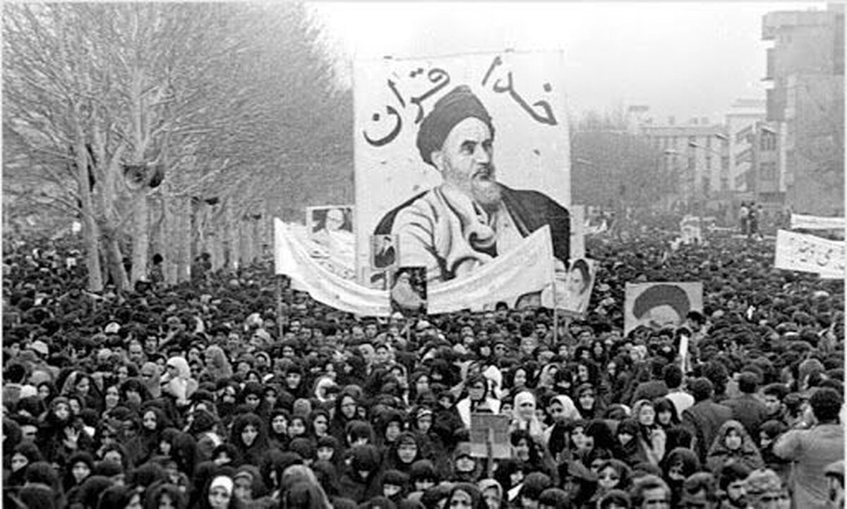 قیام نوزده دی ۱۳۵۶ نهضتی توفنده بود که پایه‌های اضمحلال حکومت پهلوی را بیش از پیش تضعیف کرد و علاوه بر اینکه به انقلاب اسلامی روندی شتابدهنده داد رژیم شاهنشاهی را هر چه بیشتر به سقوط نزدیکتر کرد.