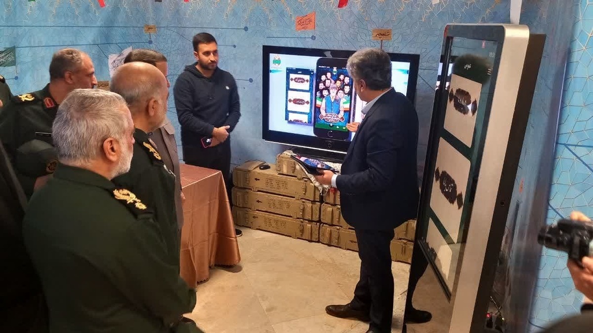 سرلشکر باقری از غرفه البرز در نمایشگاه «دستاورد‌های اداره کل حفظ آثار و نشر ارزش‌های دفاع مقدس در حوزه فضای مجازی» بازدید کرد