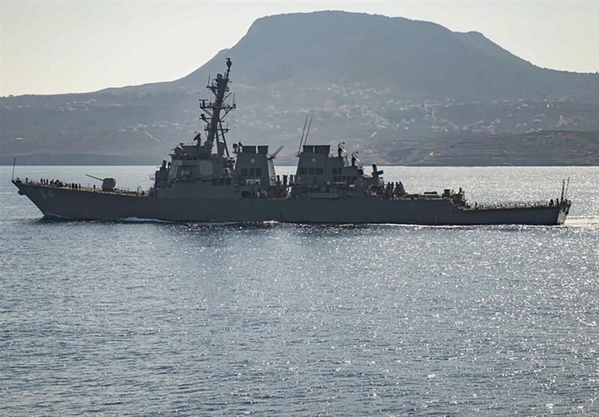 ارتش یمن در اولین پاسخ به تجاوزات دریایی آمریکا، از هدف قرار دادن یک کشتی آمریکایی با موشک بالستیک و پهپاد خبر داد.