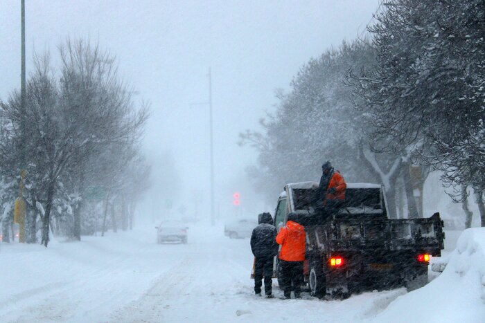 بارش برف بیش از 60 سانتیمتری ادارههای استان اردبیل را تعطیل کرد بارش برف بیش از 60 سانتیمتری ادارههای استان اردبیل را تعطیل کرد