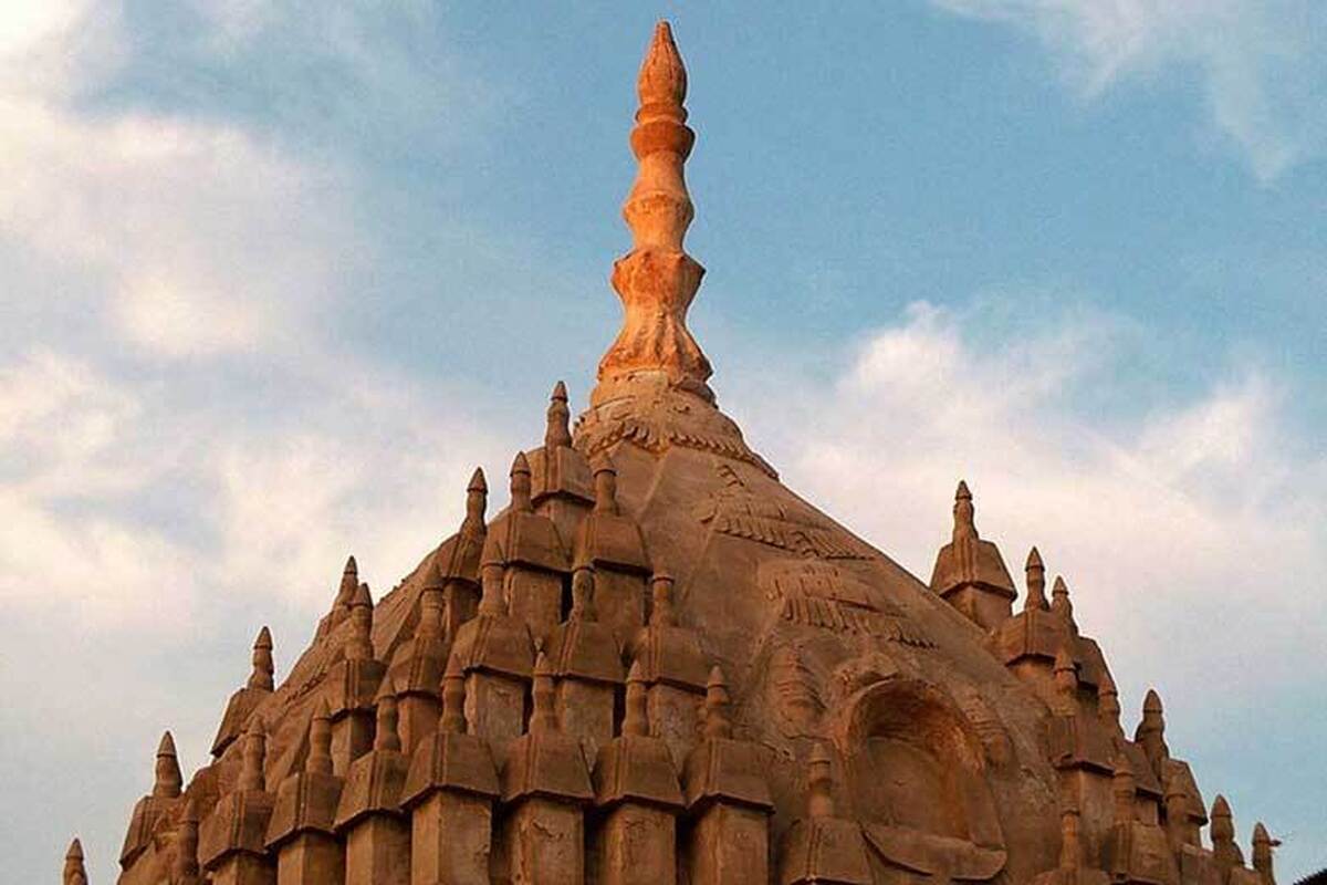 یکی از معروف‌ترین و جذاب‌ترین جاذبه‌هایی که در سفر به بندرعباس می‌توانید به آن سر بزنید، معبد هندوهاست. این نمونه‌ی تاریخی و منحصربه‌فرد، مشابه دیگری در هیچ‌جای ایران ندارد و یادگاری از هندوهایی است که در سال‌های 1300 تا 1344 ساکن بندر عباس بوده‌اند.