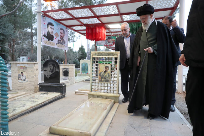 رهبر انقلاب در حرم مطهر امام راحل و گلزار شهدای بهشت زهرا (س) حضور یافتند رهبر انقلاب در حرم مطهر امام راحل و گلزار شهدای بهشت زهرا (س) حضور یافتند