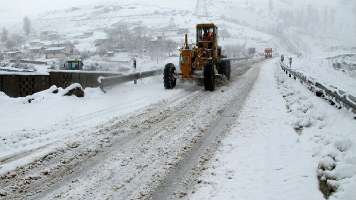 مدیرکل راهداری و حمل و نقل جاده‌ای استان قزوین گفت: از ۲۳۰ راه روستایی که به دنبال بارش برف مسدود شده بودند، تاکنون ۱۸۸ مسیر بازگشایی شده است.