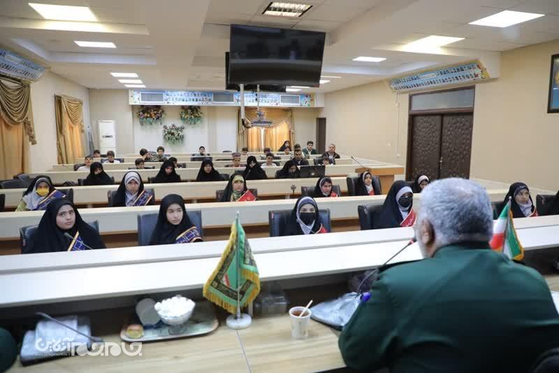 دیدار جمعی از دانش آموزان با فرمانده سپاه قمربنی هاشم (ع) دیدار جمعی از دانش آموزان با فرمانده سپاه قمربنی هاشم (ع)