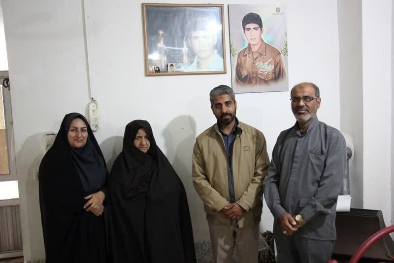  نقاشی دیجیتال پرتره شهید « ایرج کشفی بوشهری» به مادر شهید اهدا شد